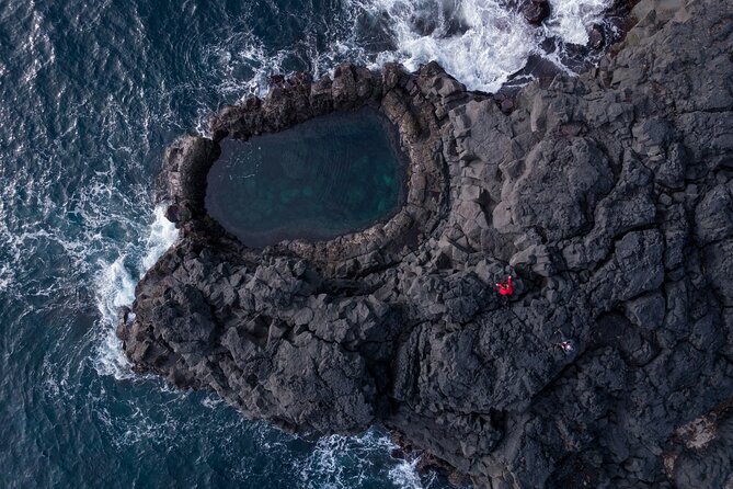 6-day Ultimate Iceland Tour: Photography and Northern Lights - Day 3 West-coast vibes and black-sand drama: seals, caves, basalt cliffs, craters, and Kirkjufell