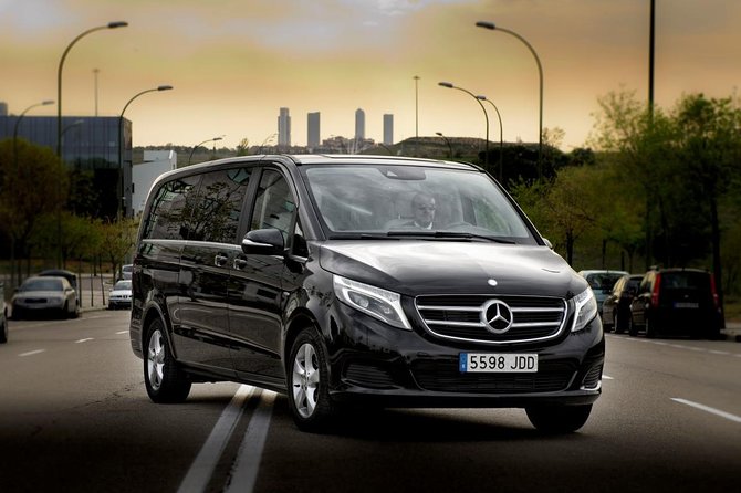 Departure by Luxury Van Reykjavik City to Reykjavik Airport KEF - Mercedes Vito Class Comfort, Up to 6 People