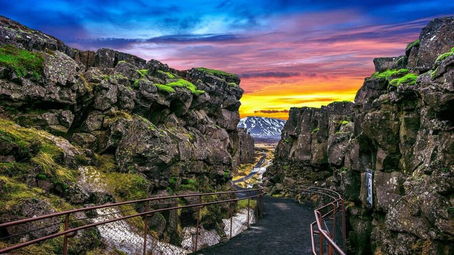 From Reykjavík: 5-Day Northern Lights Hunt & Glacier Lagoon - Entering Iceland by bus, not by stress
