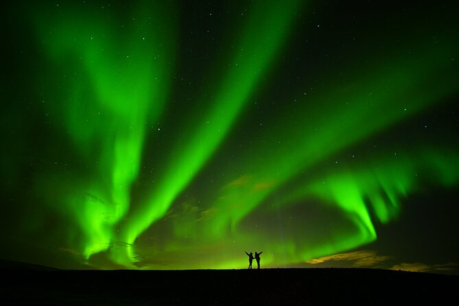 From Reykjavík: Evening Lava Tunnel Tour and Northern Lights Tour - Group size and the minibus effect: what it means for your night