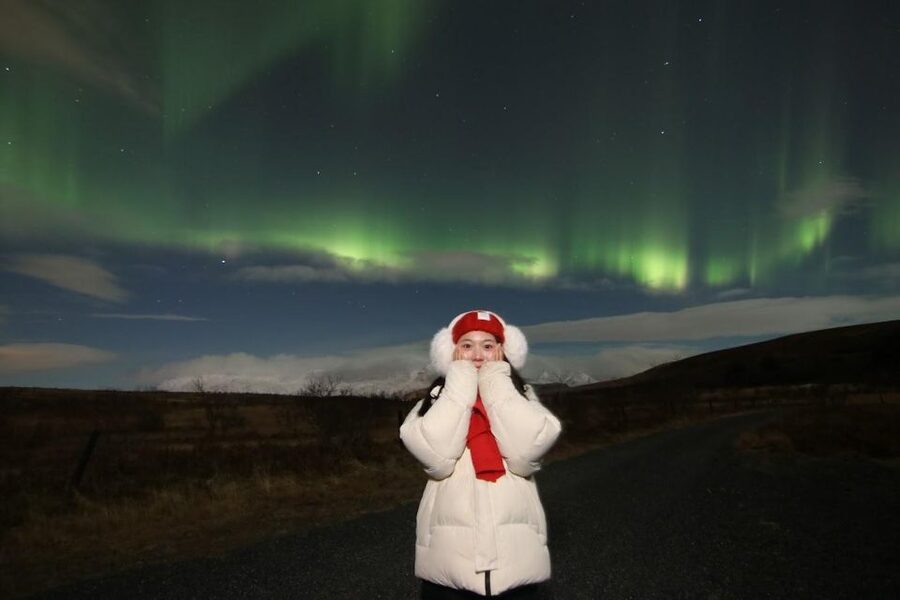 From Reykjavik: Northern Lights Tour with Hot Cocoa & Photos - Staying Warm the Icelandic Way: Wool Blankets, Cocoa, and Kleina