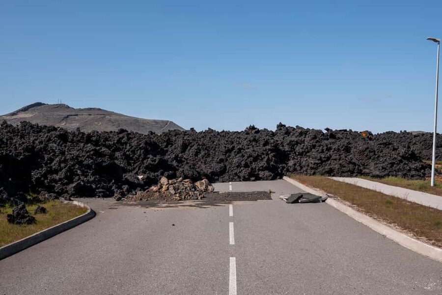From Reykjavik: Volcanic Peninsula & Grindavik Minibus Tour - Sundhnúkagígar and Svartsengi lava field, walking through newly formed ground