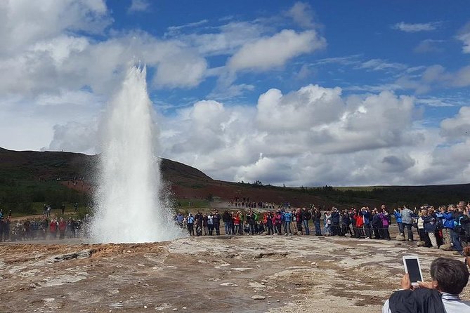Golden Circle & South Coast. Private Day Tour - Haukadalur and Strokkur: the short wait that pays off