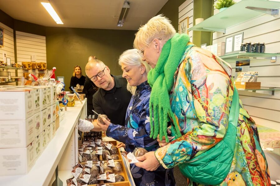 Iceland: Private Sweet Tooth Tour - Stop 1: The bakery tasting kleina and snúður