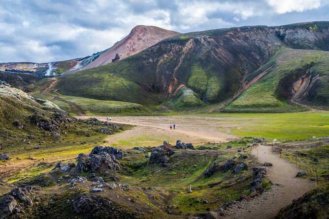 Landmannalaugar Hiking, Haifoss Waterfall and Hot Springs Tour - Hjálparfoss: the 20-minute turquoise pool stop