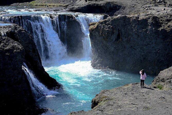 LANDMANNALAUGAR : Private Highlands - Stop 1: Hjálparfoss, where two rivers meet in a lava world