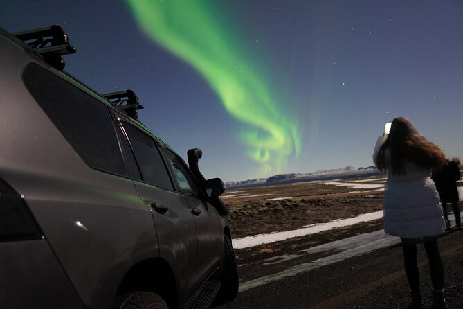 Northern Lights In luxury off-road SUV with Photos and Treats - Private luxury SUV aurora hunting: why it works better than DIY