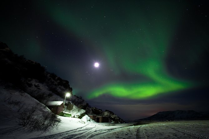 Northern Lights Minibus Tour with Hot Cocoa, Blankets & Photos - Minibus Pickup That Tries to Be Low-Stress, Not Perfect