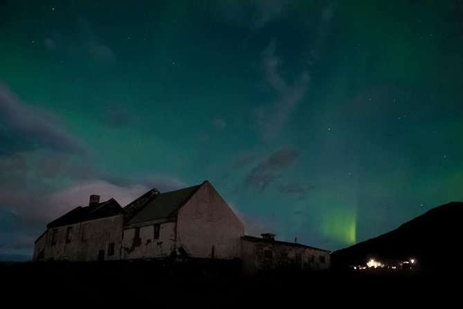 Northern Lights Small-Group Tour with Hot Chocolate & Photos - The night schedule: multiple spots, warm breaks, and the long chase