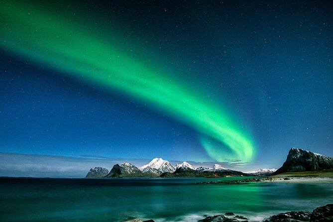 Northern Lights with hot chocolate, donuts and icelandic beer - Dress For the Cold Night You Actually Face
