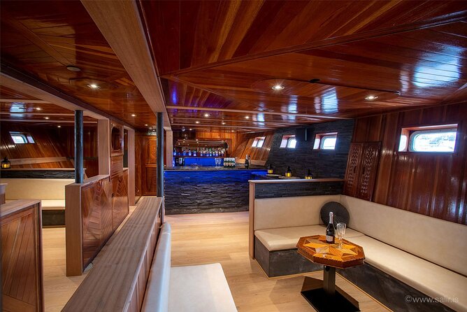 Northern Lights Yacht Cruise in Reykjavik - Photo Reality Check: Long Exposures on a Moving Yacht