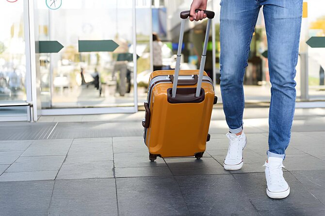 Private Hotel Transfer: Reykjavik to Keflavik Airport: upto 8 PAX - Timing that keeps your flight day calm