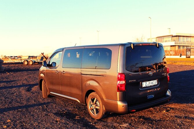 Private Keflavik Airport Transfer (Round trip) - Meeting in the arrivals hall: how the pickup actually works
