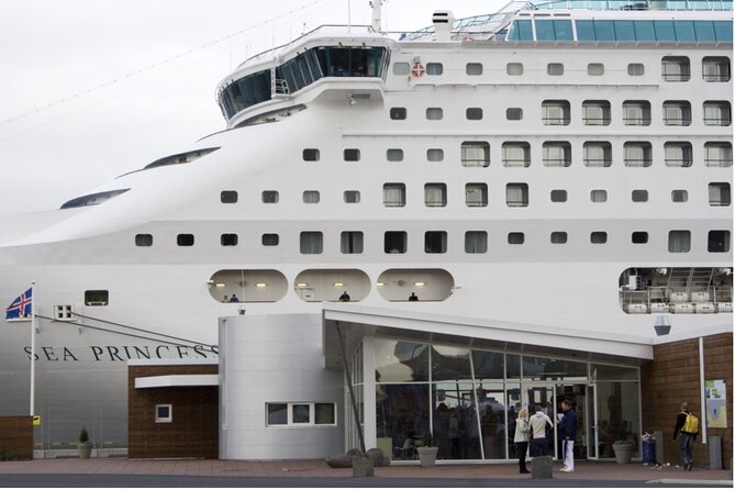 Private Transfer from Cruise Ship Port to Keflavik Int. Airport - Why a cruise-to-airport transfer should feel boring