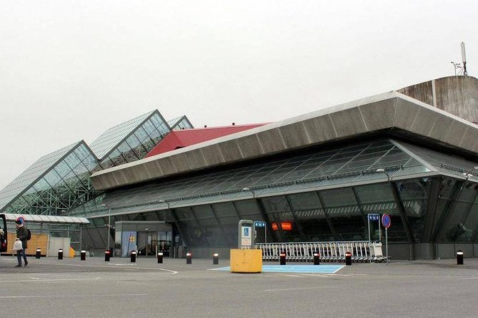 Reykjavik area to Keflavik Private Luxury Airport Transfer - Why private beats the shuttle, especially at ugly hours