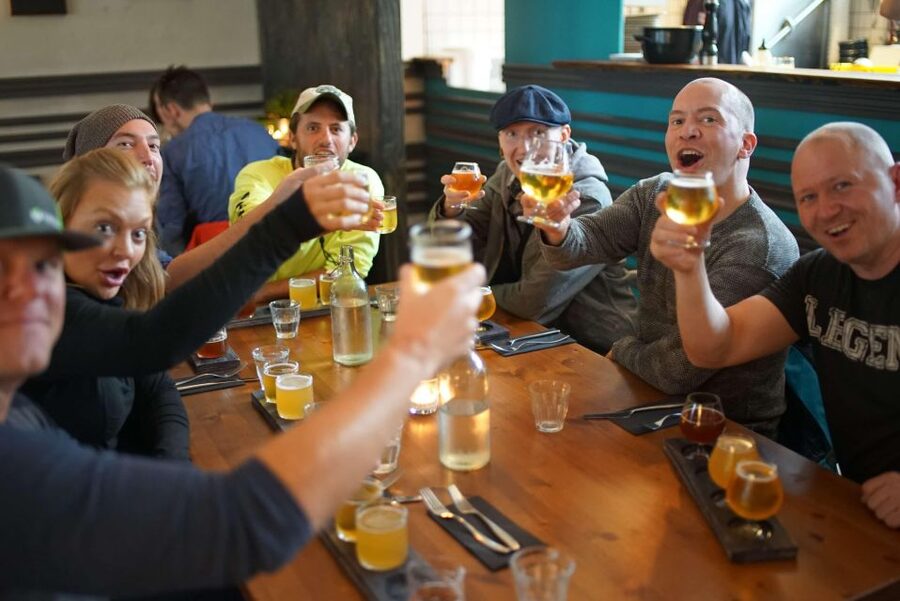 Reykjavik: Beer and Booze Tour - Meeting at Hlöllabátar, then finding your guide fast
