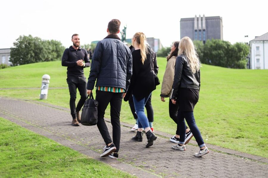 Reykjavik: Evening Icelandic Food and Drink Tour - The guide is the real product here