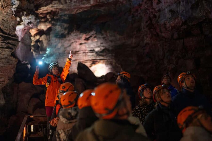 Reykjavik: Evening Lava Tunnel and Northern Lights Hunt - Key moments you’ll remember