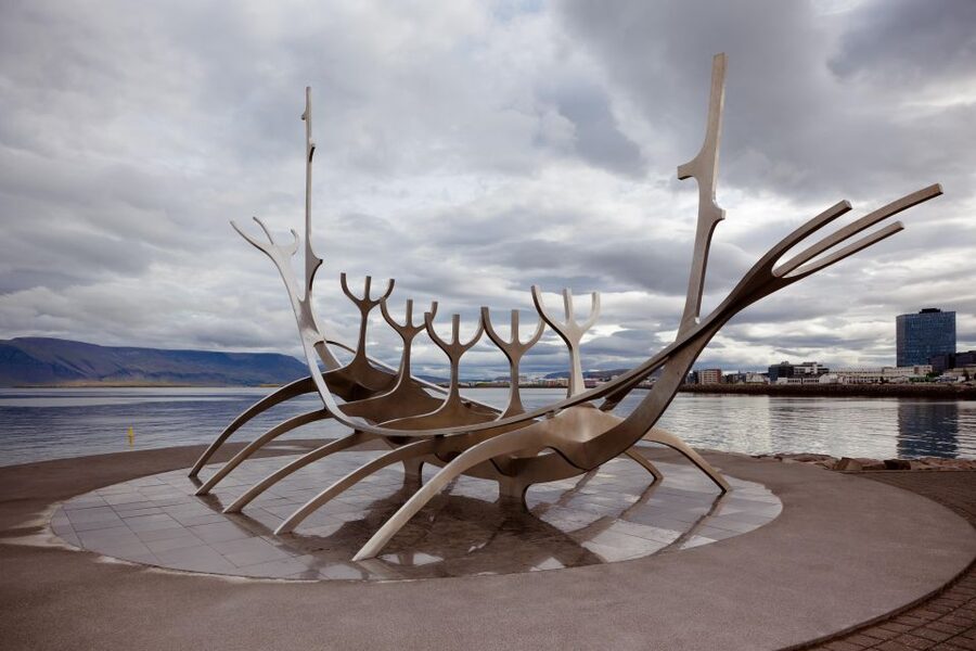 Reykjavik: Express Walk with a Local in 60 minutes - Meeting at Parliament House, then getting into local rhythm