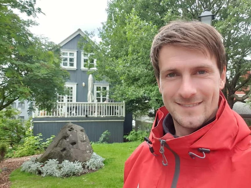 Reykjavik: Food Tour by locals - Rye-bread ice cream by Hallgrímskirkja: the “save room” moment