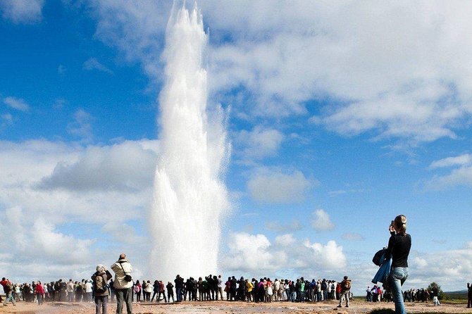 Reykjavik: Golden Circle and Northern Lights Small-Group Tour - How the day flows, from noon Golden Circle to midnight aurora