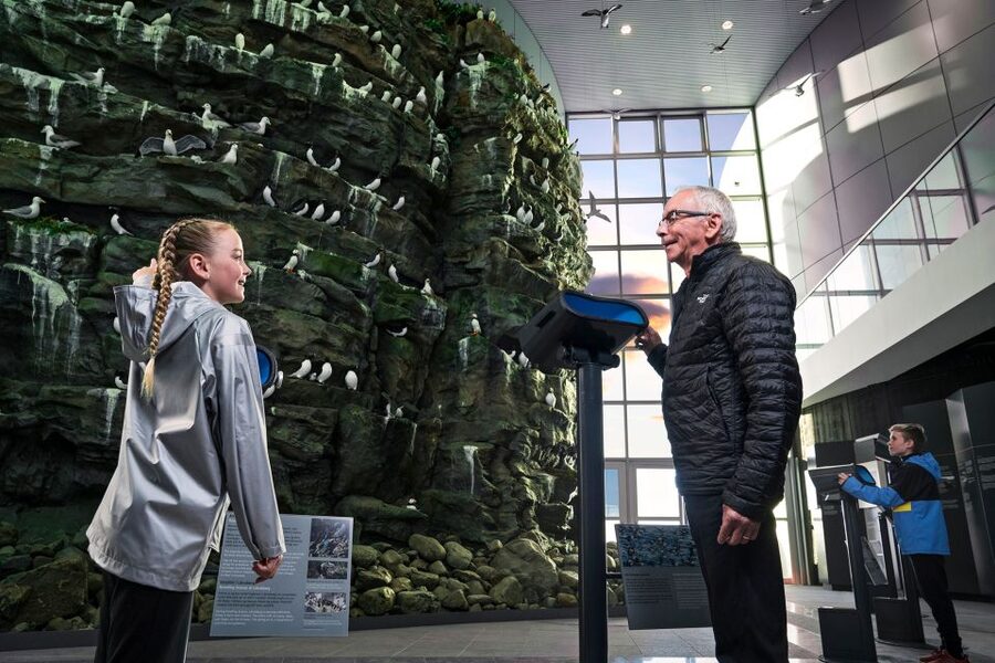 Reykjavík: Golden Circle Tour & Perlan Museum Tour - Comfort, food, and photo planning for this 10-hour loop