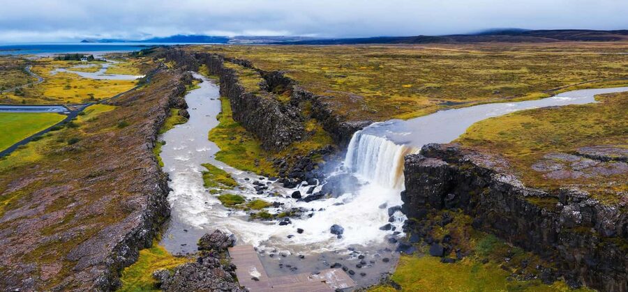 Reykjavik: Golden Circle & Waterfalls in Chinese冰岛黄金圈中文一日团 - Kerið crater start: red slopes, deep blue water, quick photo mission