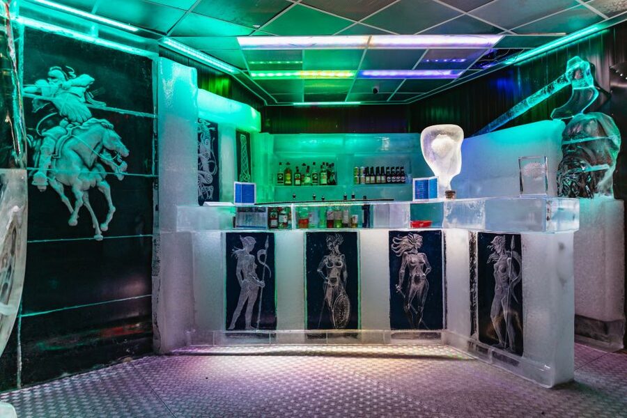 Reykjavik: Magic Ice Bar Entrance and Welcome Drink - How to enjoy the cold without rushing the art