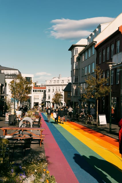 Reykjavik: Meet and Greet with a Local Guide - Food, gas, souvenirs, and street art tips you can use immediately