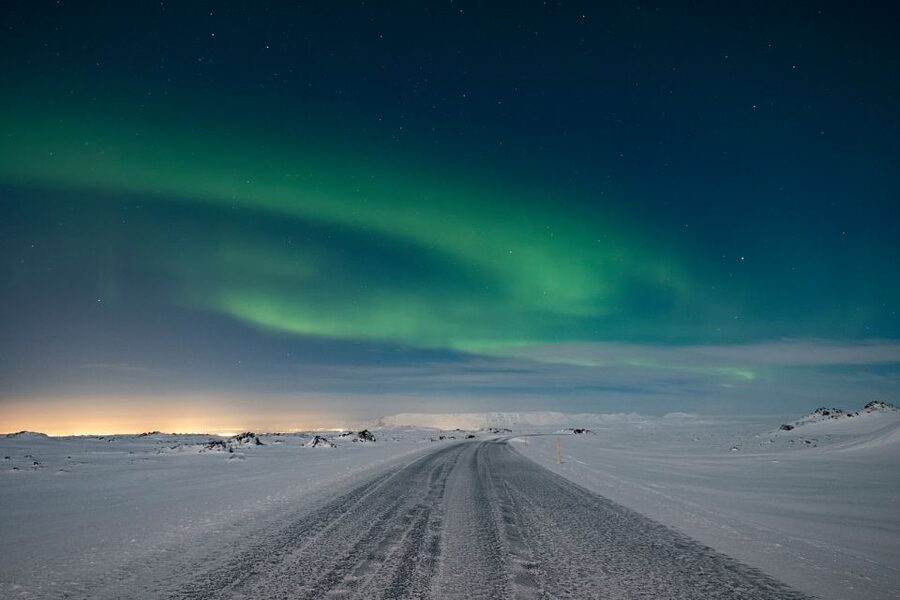 Reykjavík: Northern Lights Minibus Tour with Photos - The guide’s job: KP index tracking and searching the clearest sky