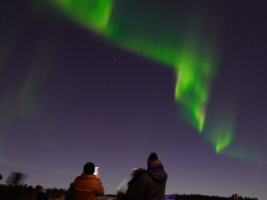 Reykjavik: Northern Lights Tour w/Pro Photos - Small Group - Waiting for the Lights: Entertainment, Hot Chocolate, and Fast Repositioning