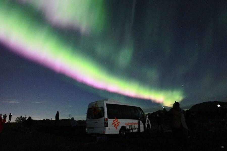 Reykjavik: Northern Lights Tour with Free Photos & Hot Cocoa - Key things that make this Reykjavik aurora tour feel worth it