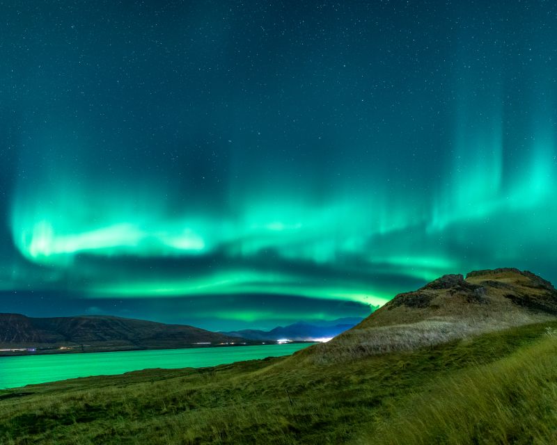 Reykjavik: Northern Lights Tour with Free Photos & Hot Cocoa - Photography coaching and why your eyes may see less color