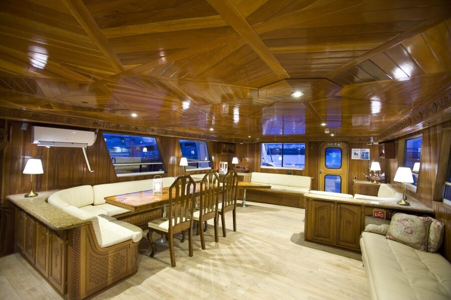 Reykjavik: Northern Lights Yacht Tour - Warm-Up Plan: The Bar and Lounge Moment That Saves the Night