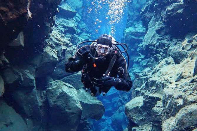 Silfra: Diving Between Tectonic Plates - Meet on Location - Gear and comfort: drysuit fit, warm layers, and the heated changing van