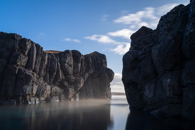 Sky Lagoon Ticket with 7-Step Ritual and Transfers from Reykjavik - Packages and changing rooms: what the Ser option adds
