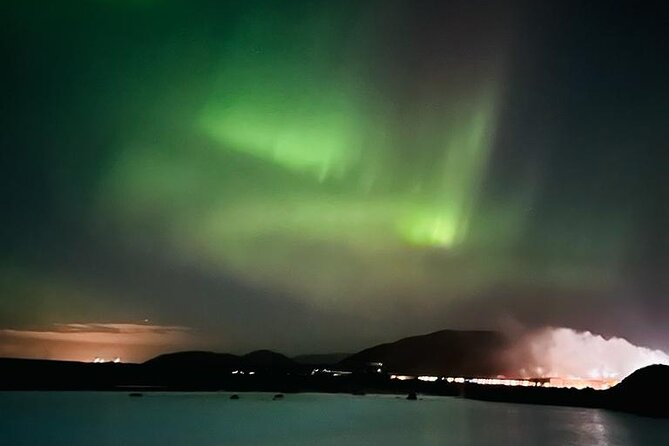 Small group Hunting for the Northern Lights in Reykjavík engrus - Comfort During the Waiting: Blankets, Hot Chocolate, and Icelandic Pastries