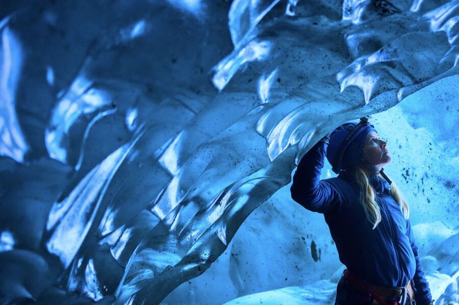 South Coast Iceland: 2-Day Blue Ice Cave & Jokulsarlon Tour - Jökulsárlón Glacier Lagoon: icebergs with real-world physics