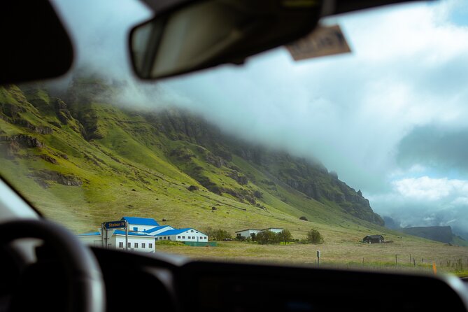 SOUTH COAST : The Discovery - Entering Reykjavik pickup mode, the grey Land Cruiser plan
