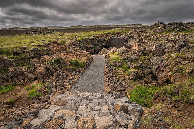 The Lava Tunnel Tour with Transfer from Reykjavik - Guides and storytelling: why the walk becomes memorable