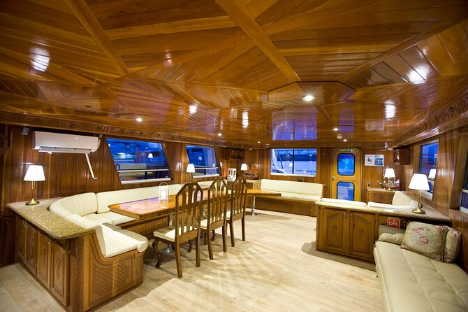 Whale Watching Cruise on a Yacht in Reykjavik - How the Guide Helps You Find the Story in the Water